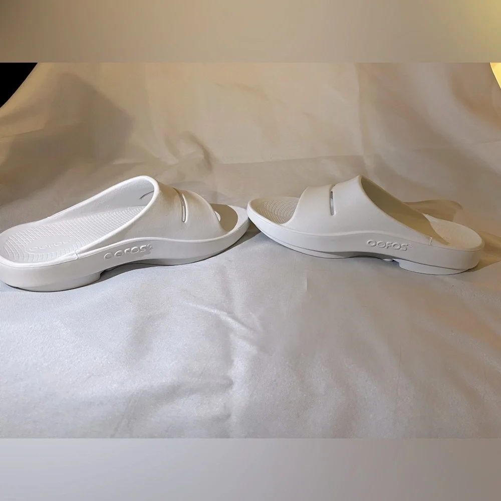 OOFOS Women's OOahh Luxe Slide Sandal - White - 9 - Picture 2 of 9